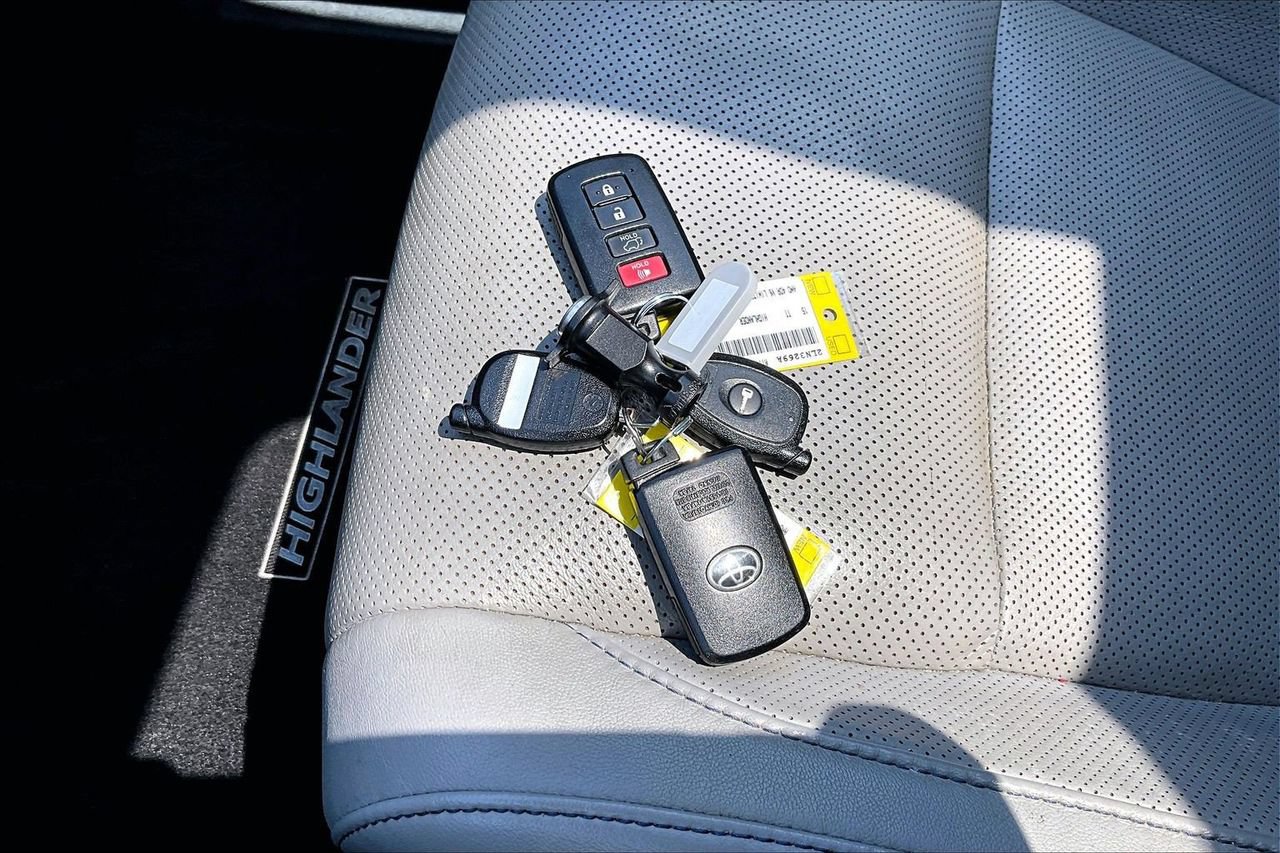 Used 2015 Toyota Highlander Limited w/ Driver Technology Package AWD/4WD image 34