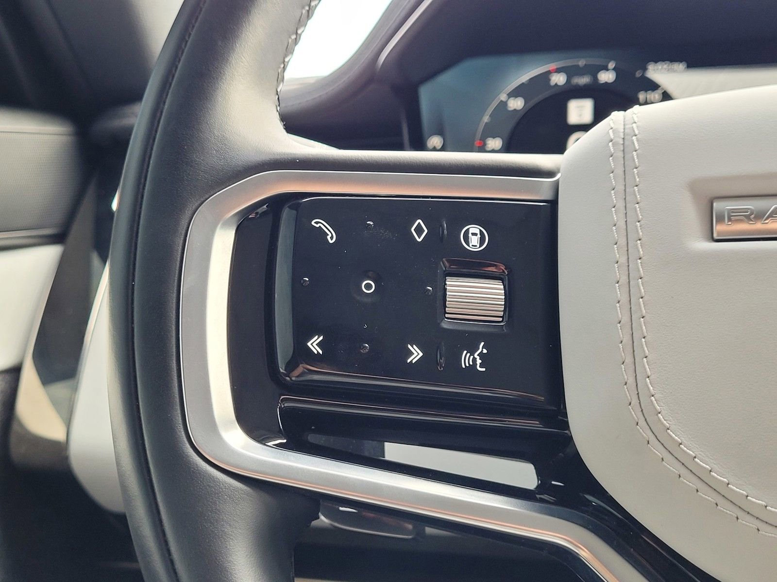 Used 2024 Land Rover Range Rover Sport SE image 19