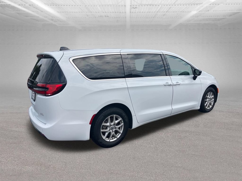Used 2024 Chrysler Pacifica Touring-L FWD image 6