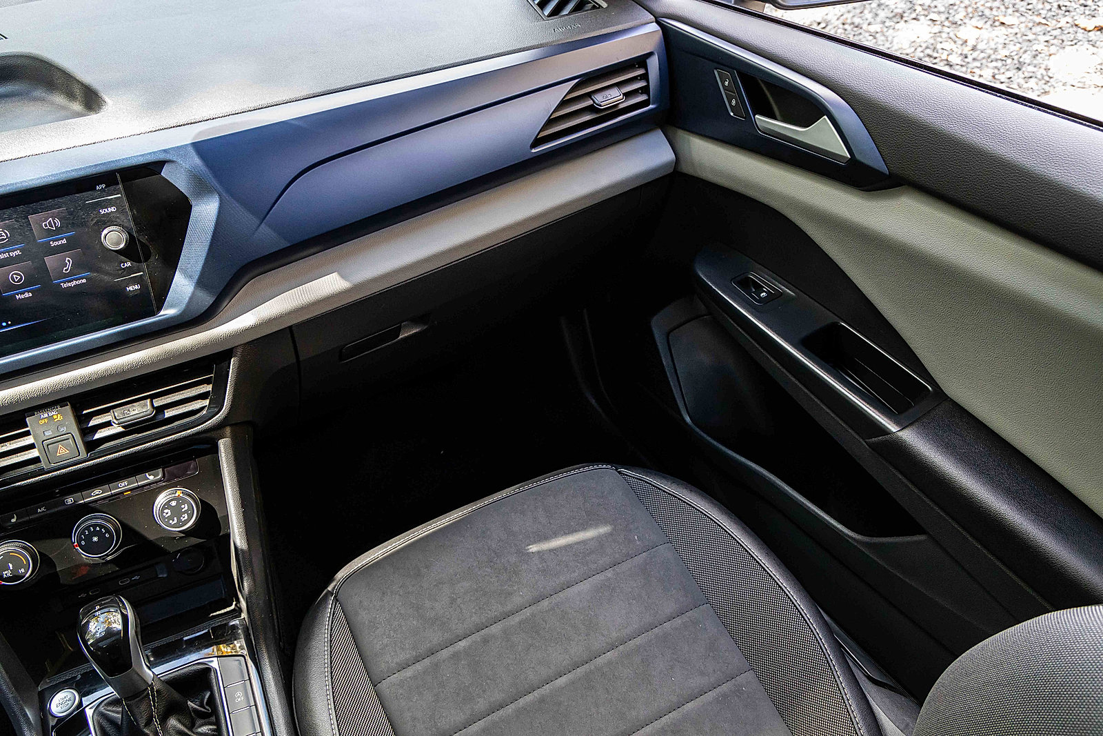 Used 2023 Volkswagen Taos SE w/ Panoramic Sunroof Package image 18