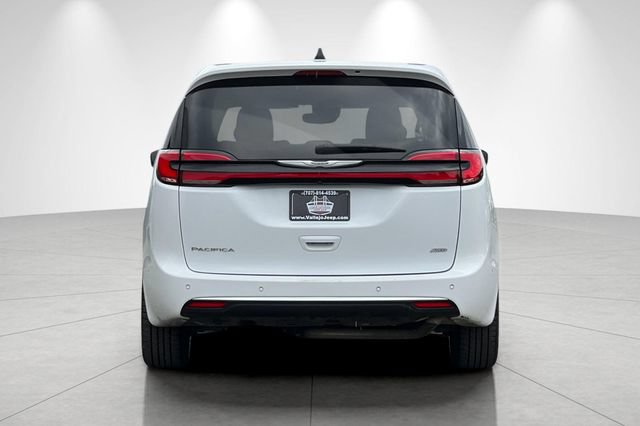 Used 2023 Chrysler Pacifica Touring-L AWD/4WD image 5