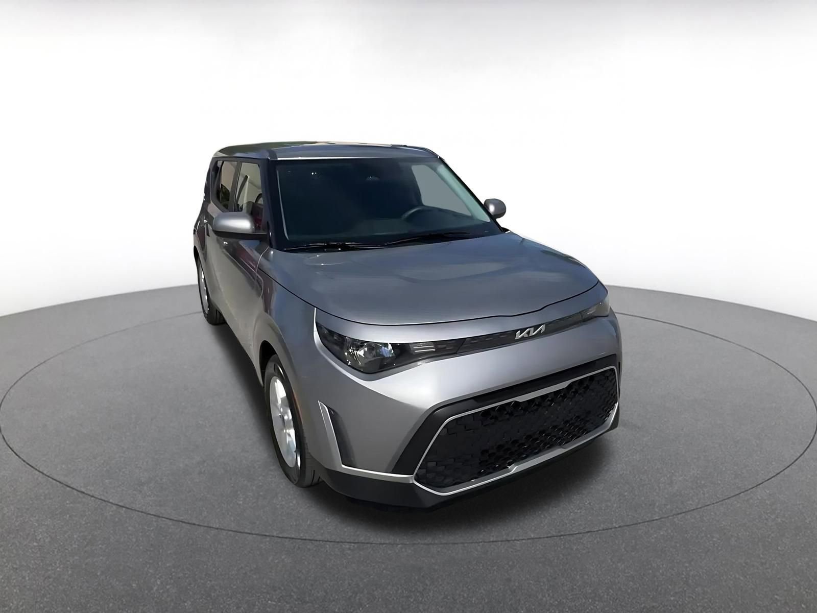 Used 2025 Kia Soul LX w/ LX Technology Package FWD image 3