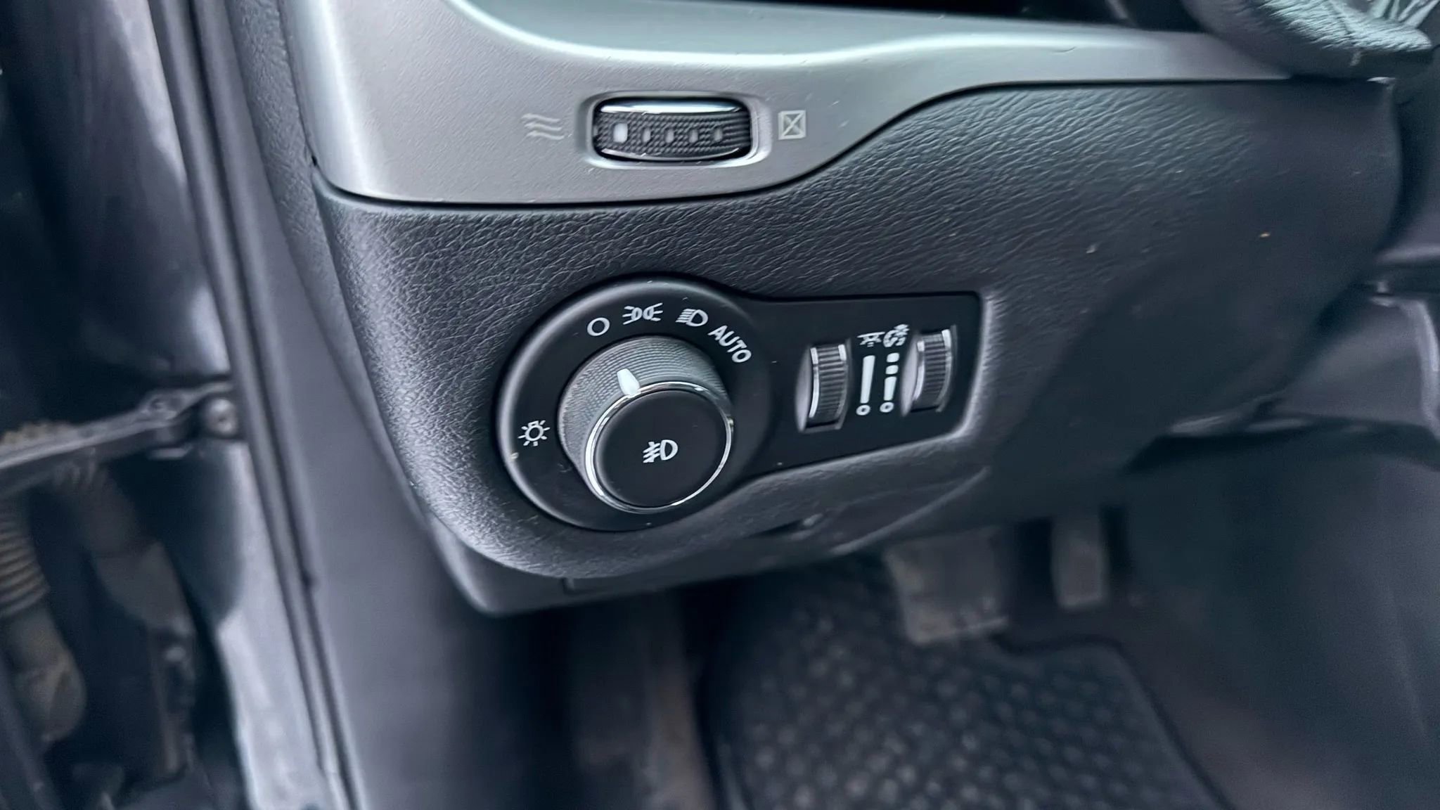 Used 2016 Jeep Cherokee Trailhawk image 16