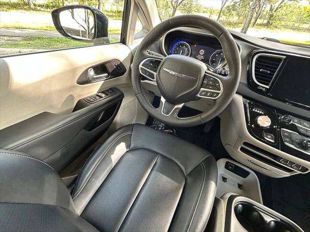Certified 2024 Chrysler Pacifica Touring-L FWD image 9