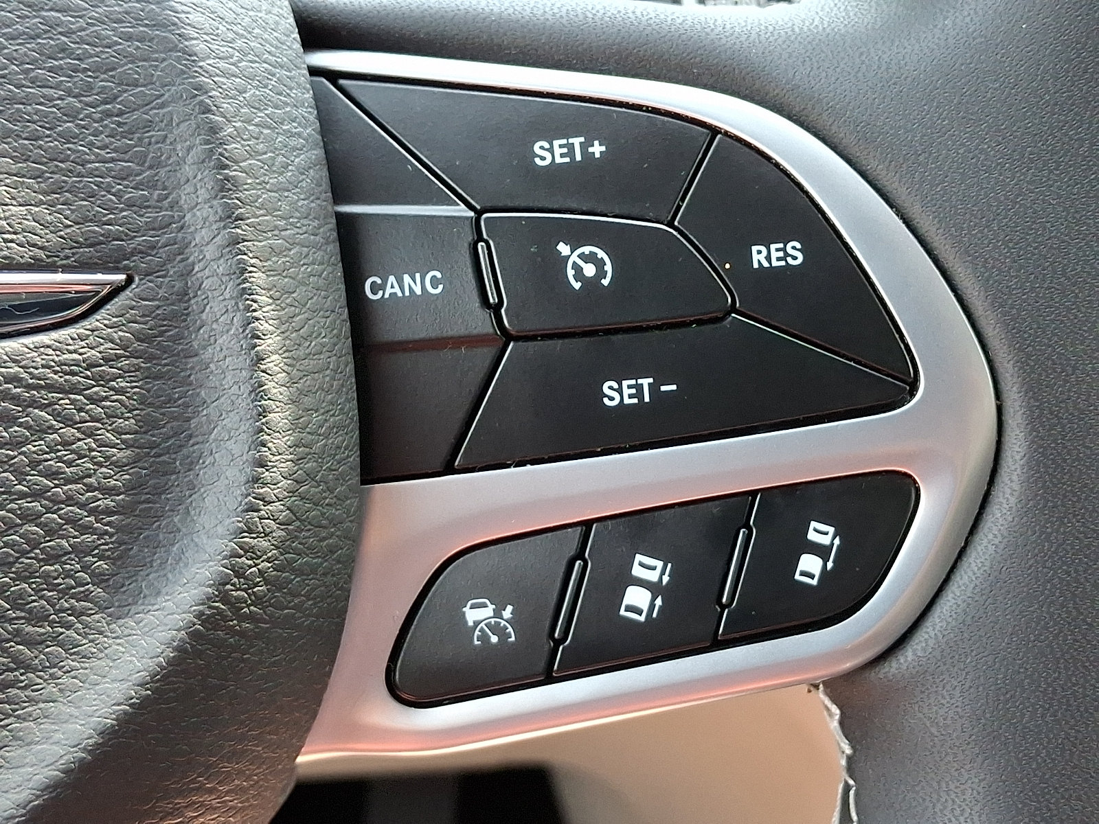 Used 2023 Chrysler Pacifica Touring-L AWD/4WD image 23