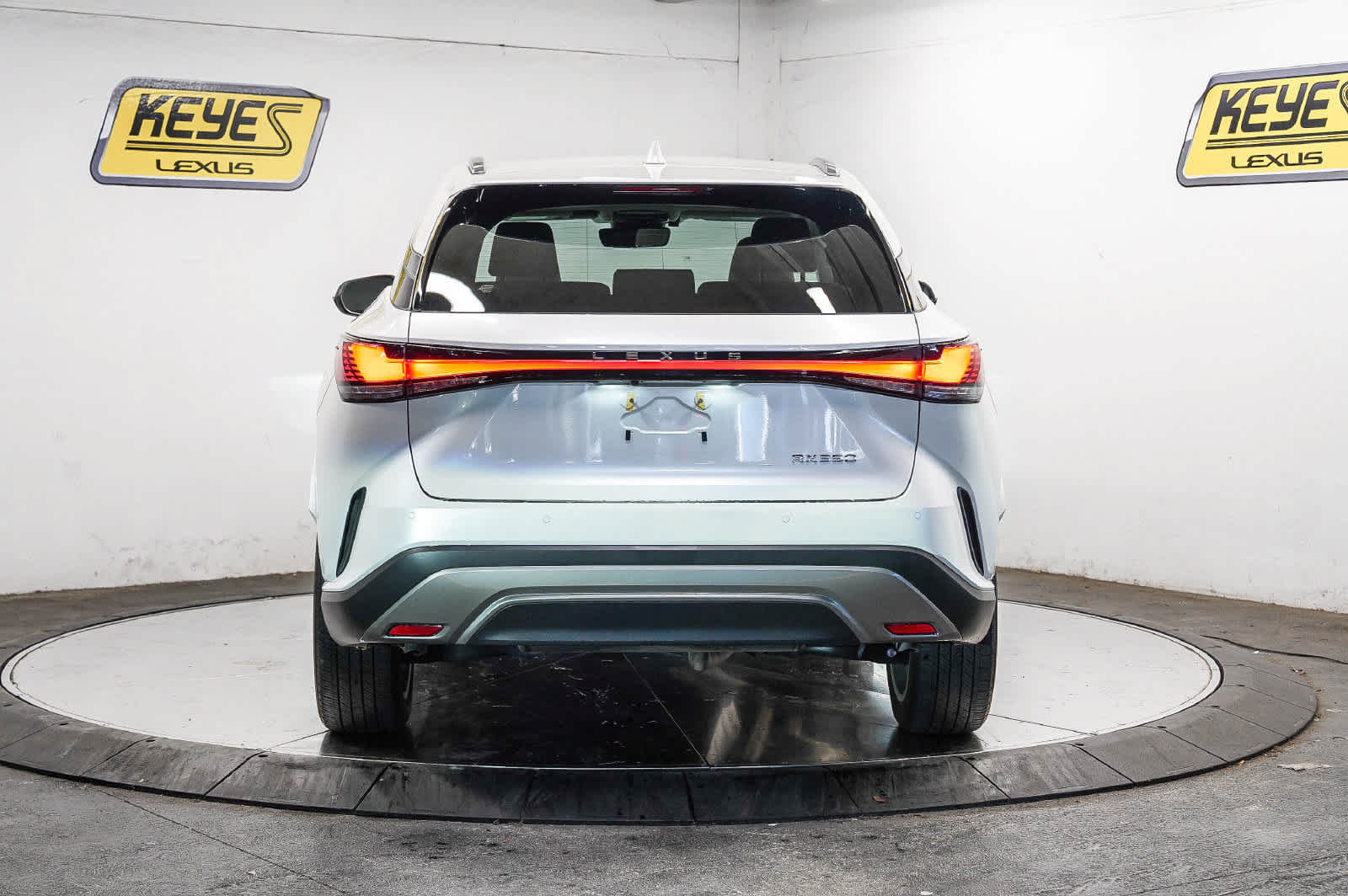 Used 2024 Lexus RX 350 Premium Plus w/ Accessory Package (Z1) FWD image 3