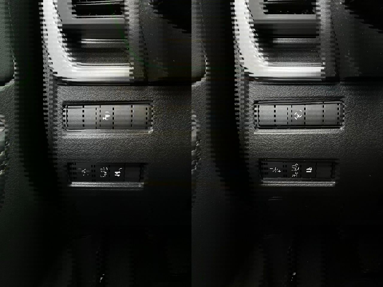 Used 2025 Nissan Rogue SV image 22