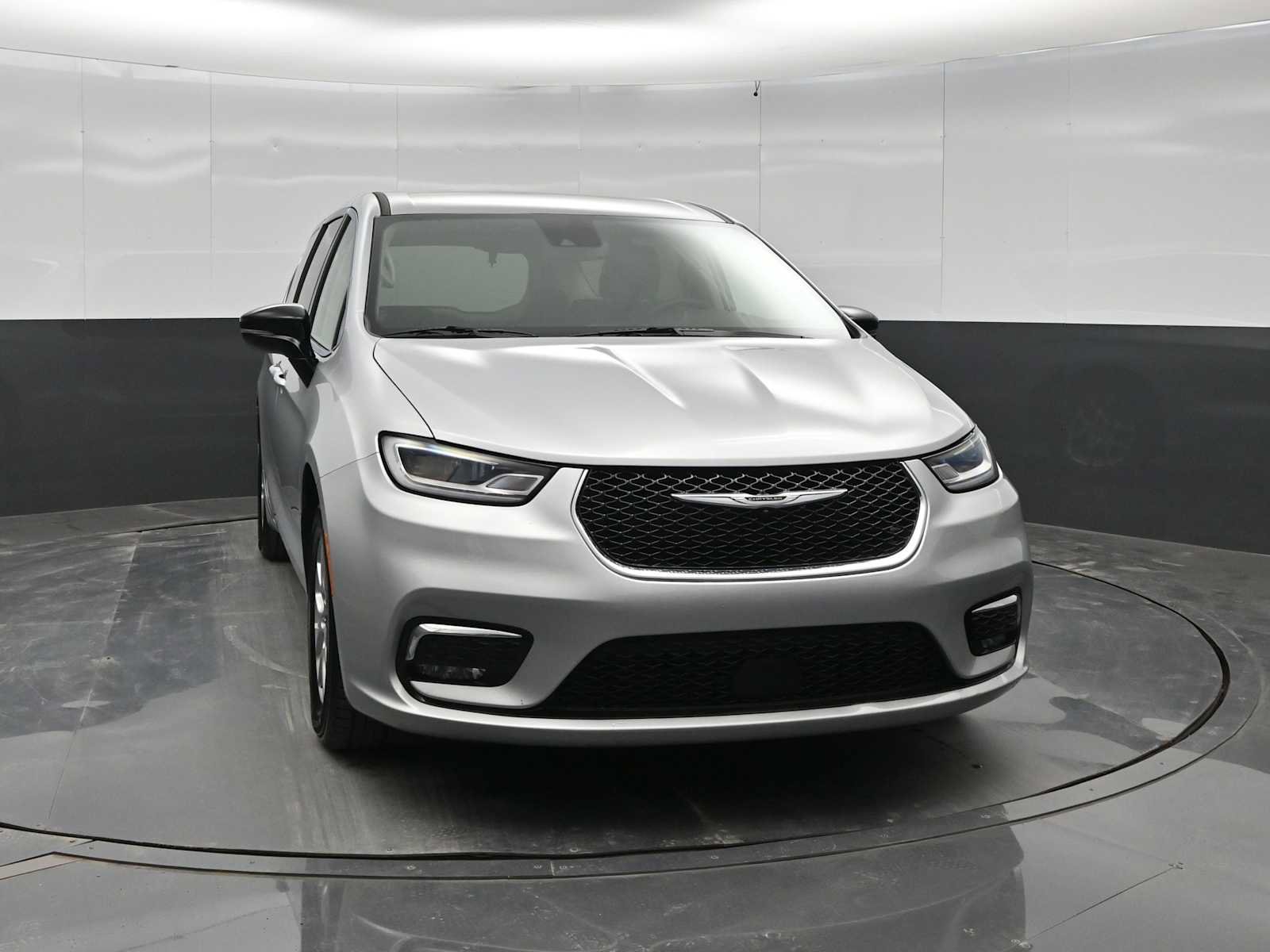 Used 2024 Chrysler Pacifica Touring-L FWD image 2