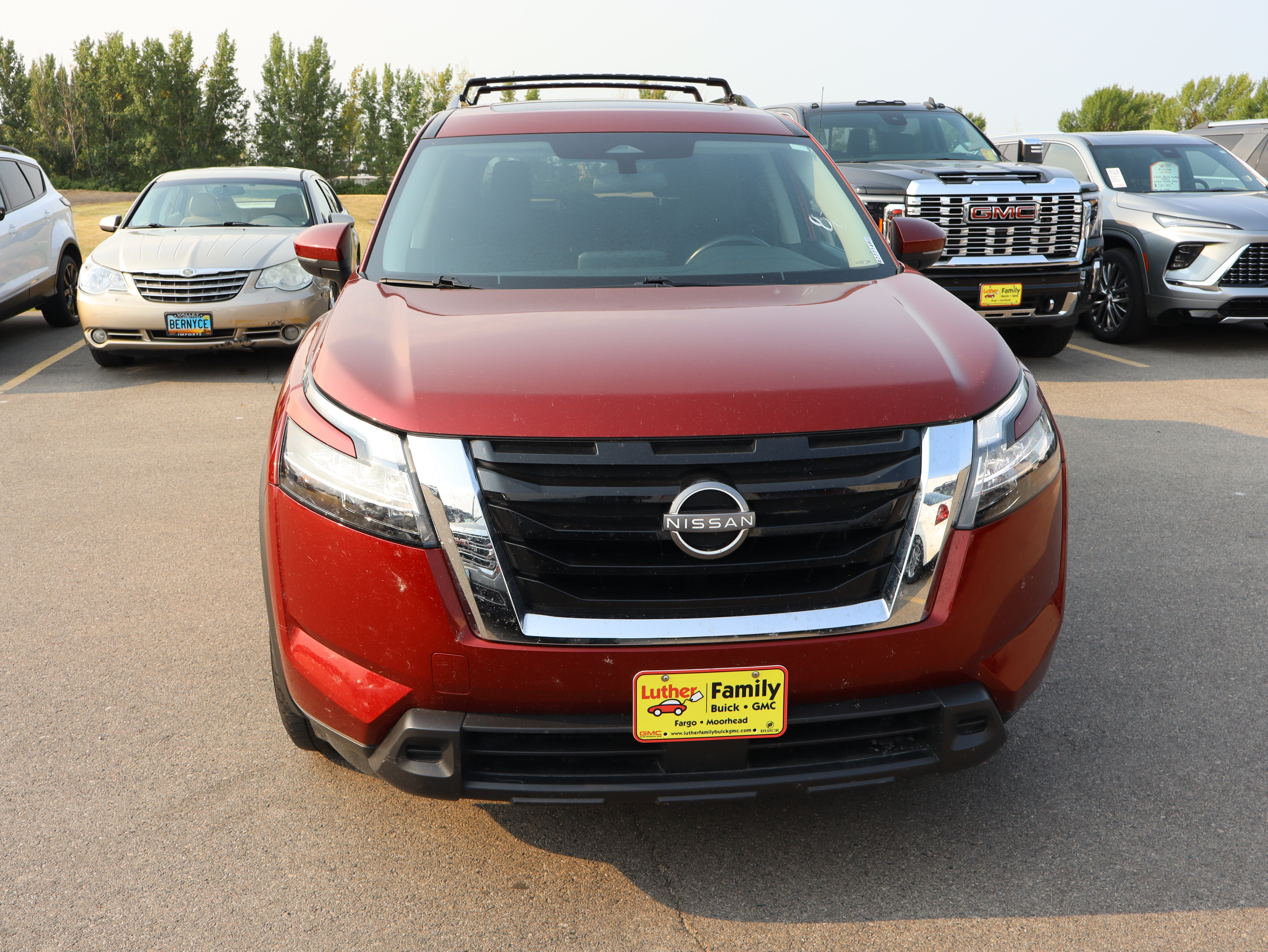 Used 2022 Nissan Pathfinder SV w/ SV Premium Package AWD/4WD image 2