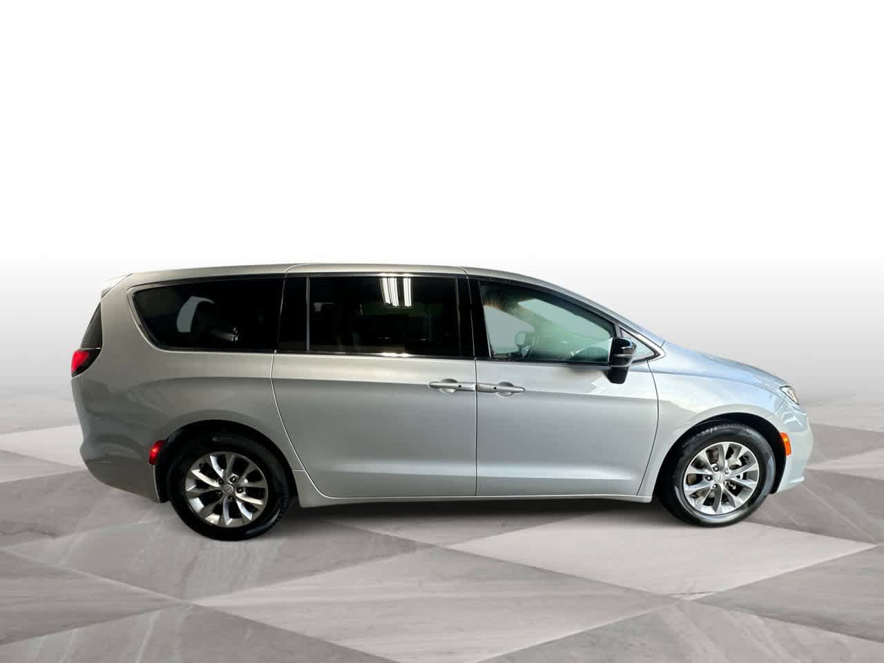 Used 2026 Chrysler Pacifica Limited FWD image 9