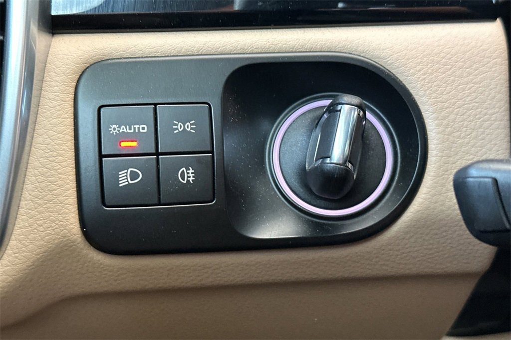 Used 2023 Porsche Cayenne Platinum Edition image 32