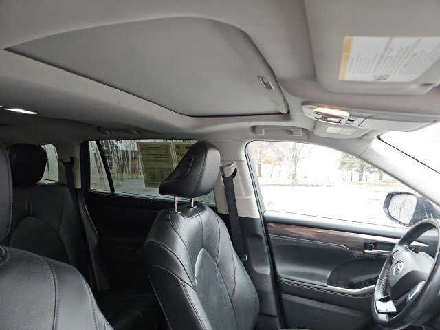 Used 2021 Toyota Highlander Limited image 13