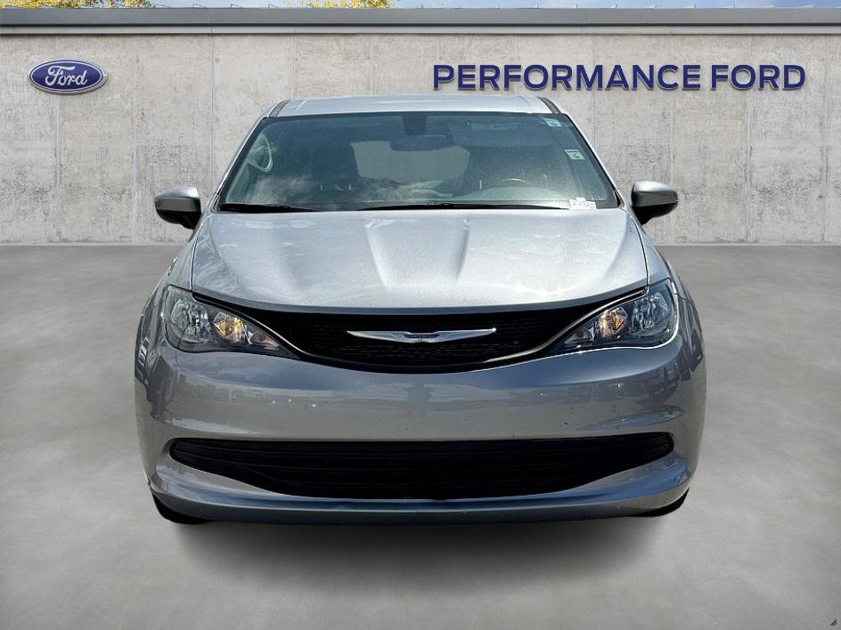 Used 2020 Chrysler Voyager L image 3