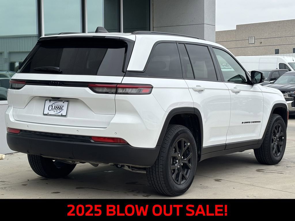 New 2025 Jeep Grand Cherokee Laredo image 3