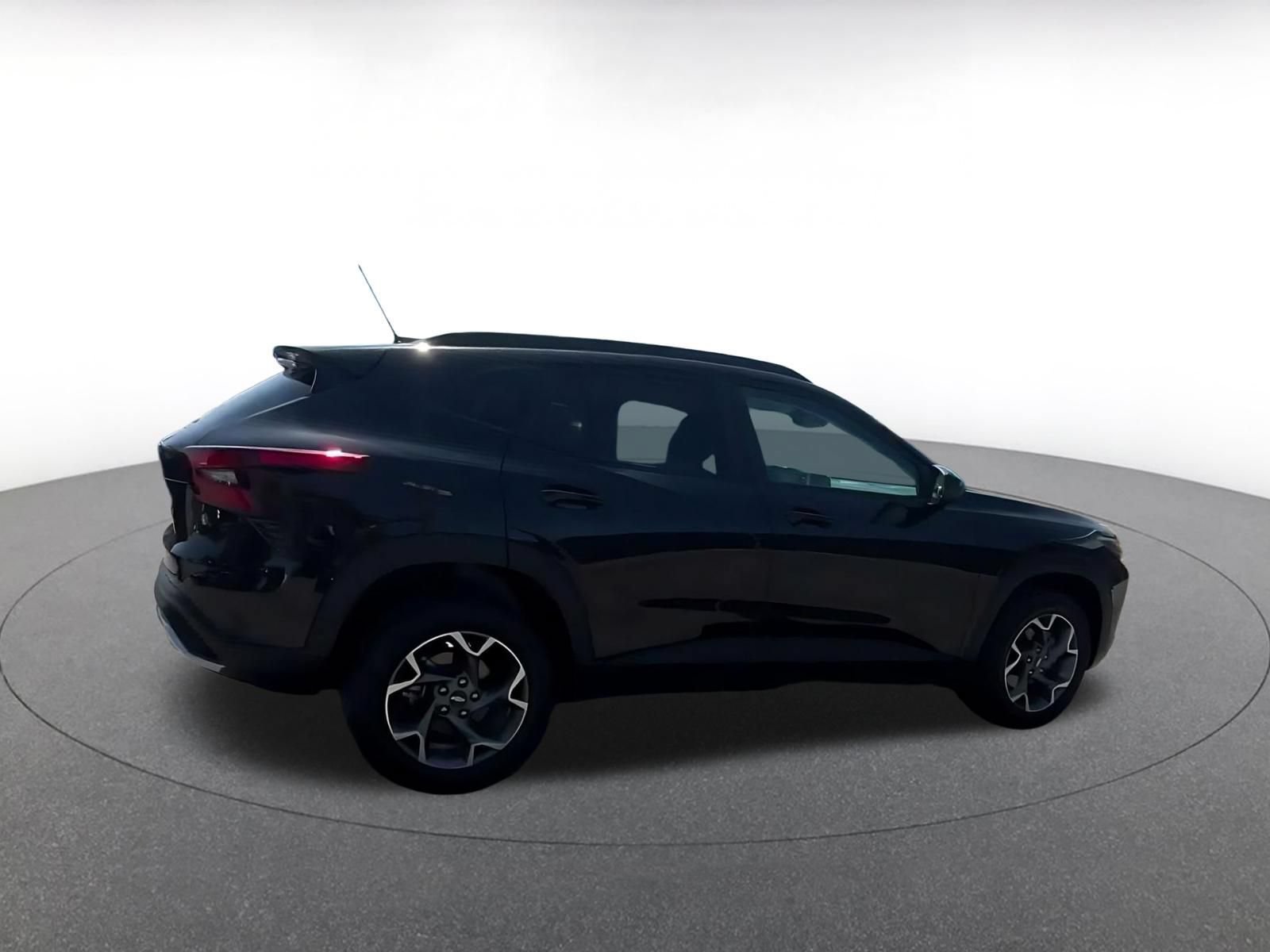 Used 2025 Chevrolet Trax LT FWD image 13