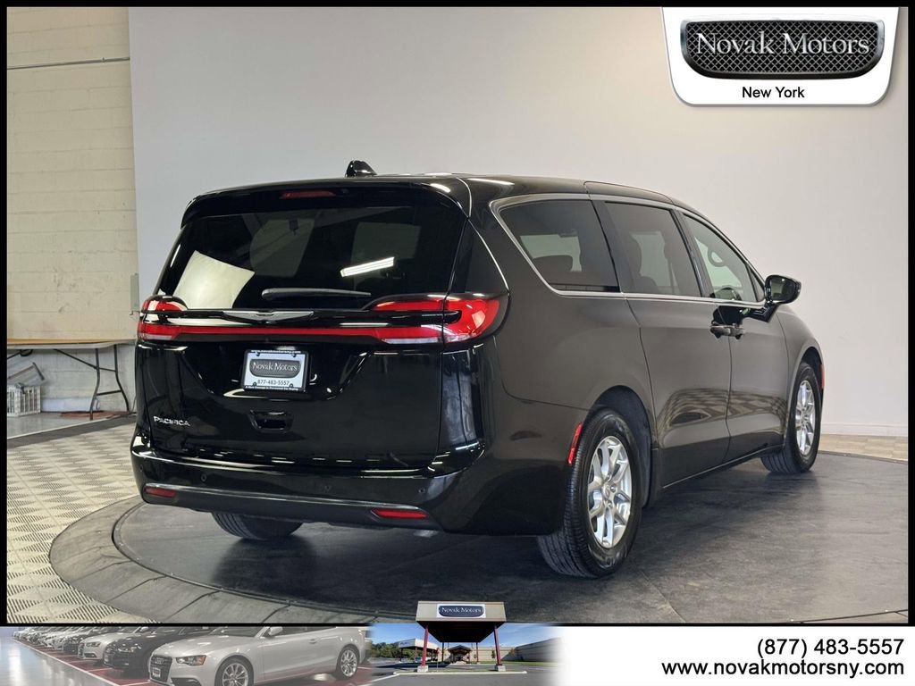 Used 2025 Chrysler Pacifica Select image 7