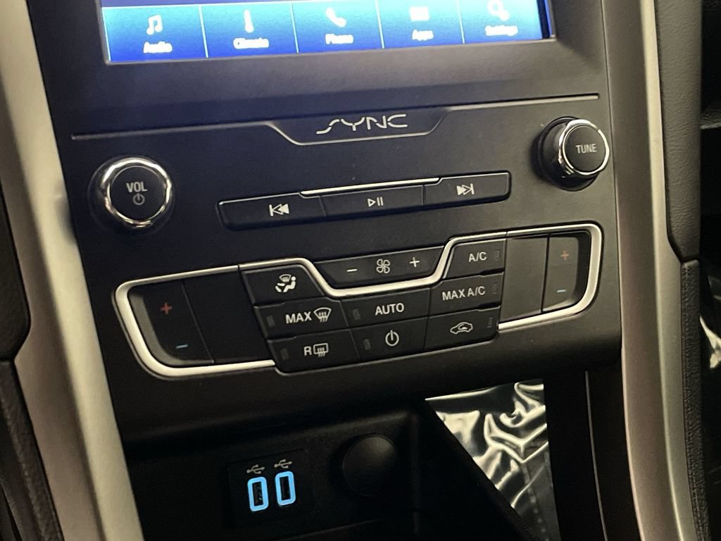 Used 2020 Ford Fusion SE FWD image 11