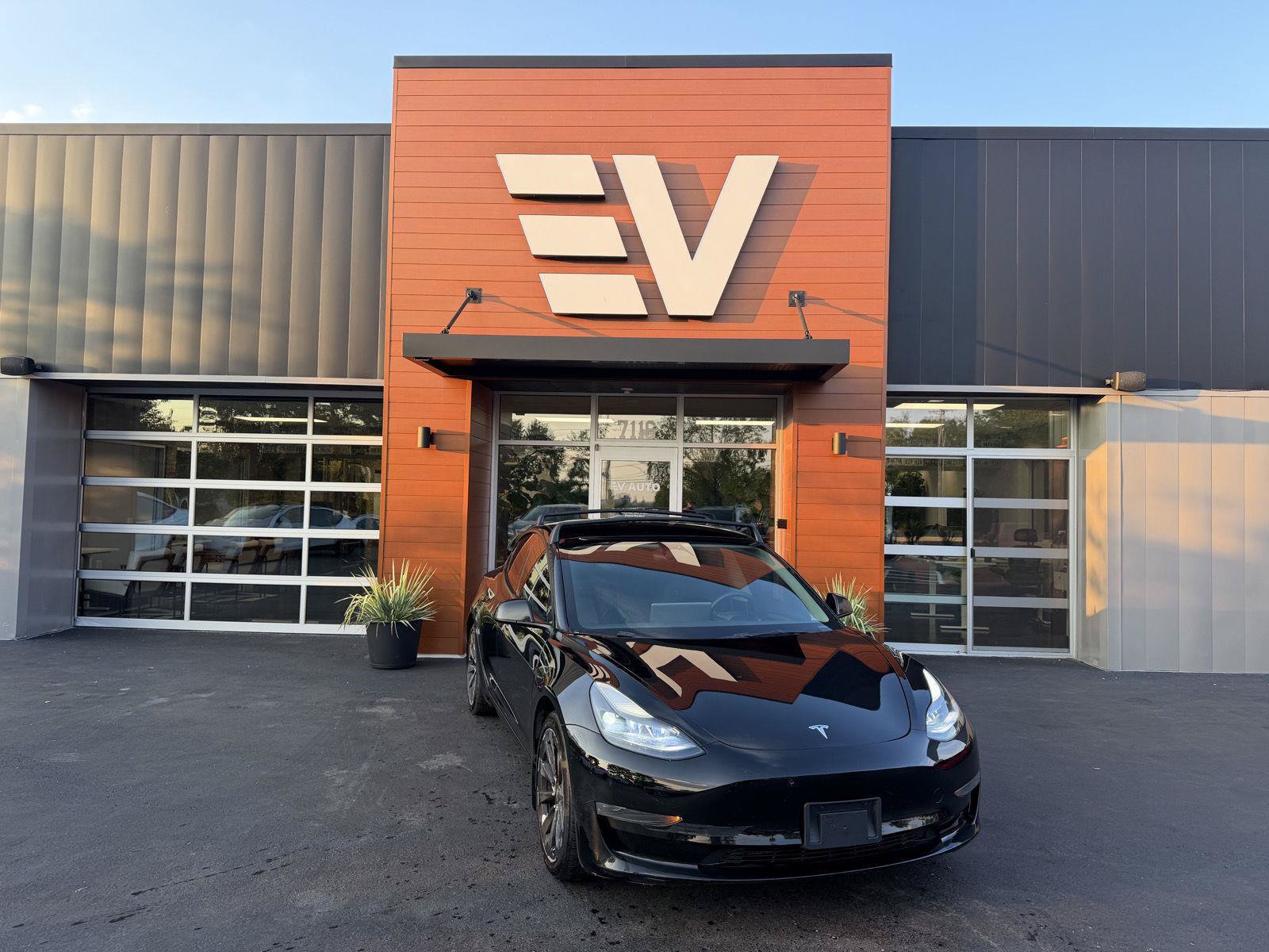 Used 2023 Tesla Model 3 Standard Range RWD image 1