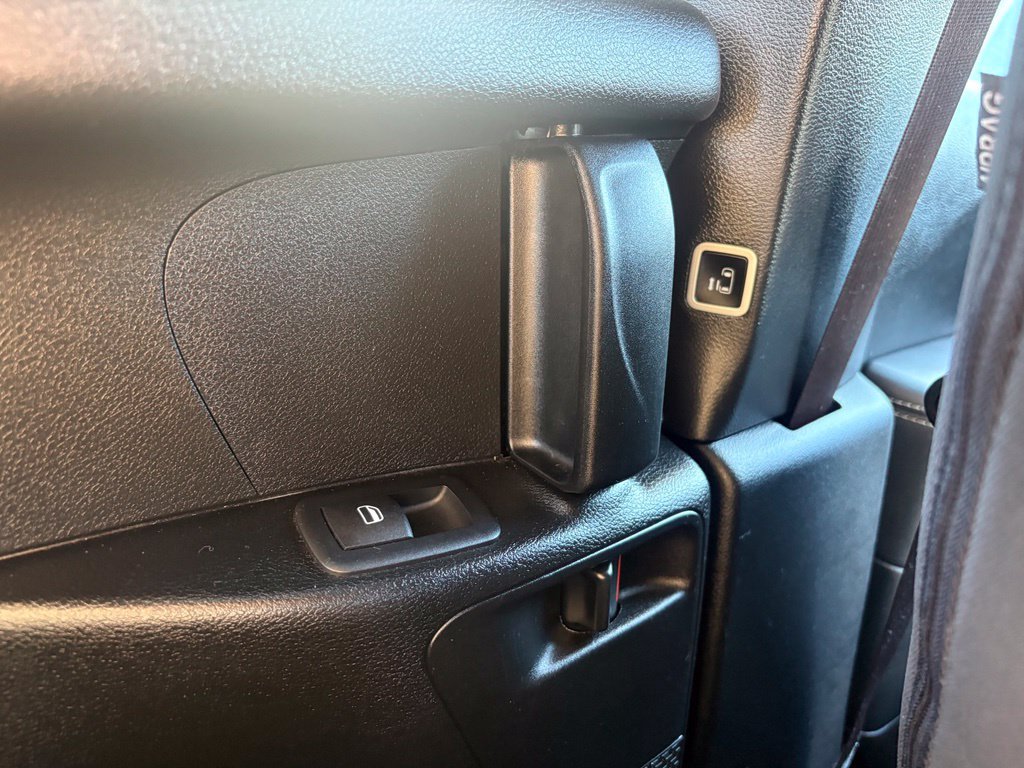 Used 2023 Chrysler Pacifica Touring FWD image 38