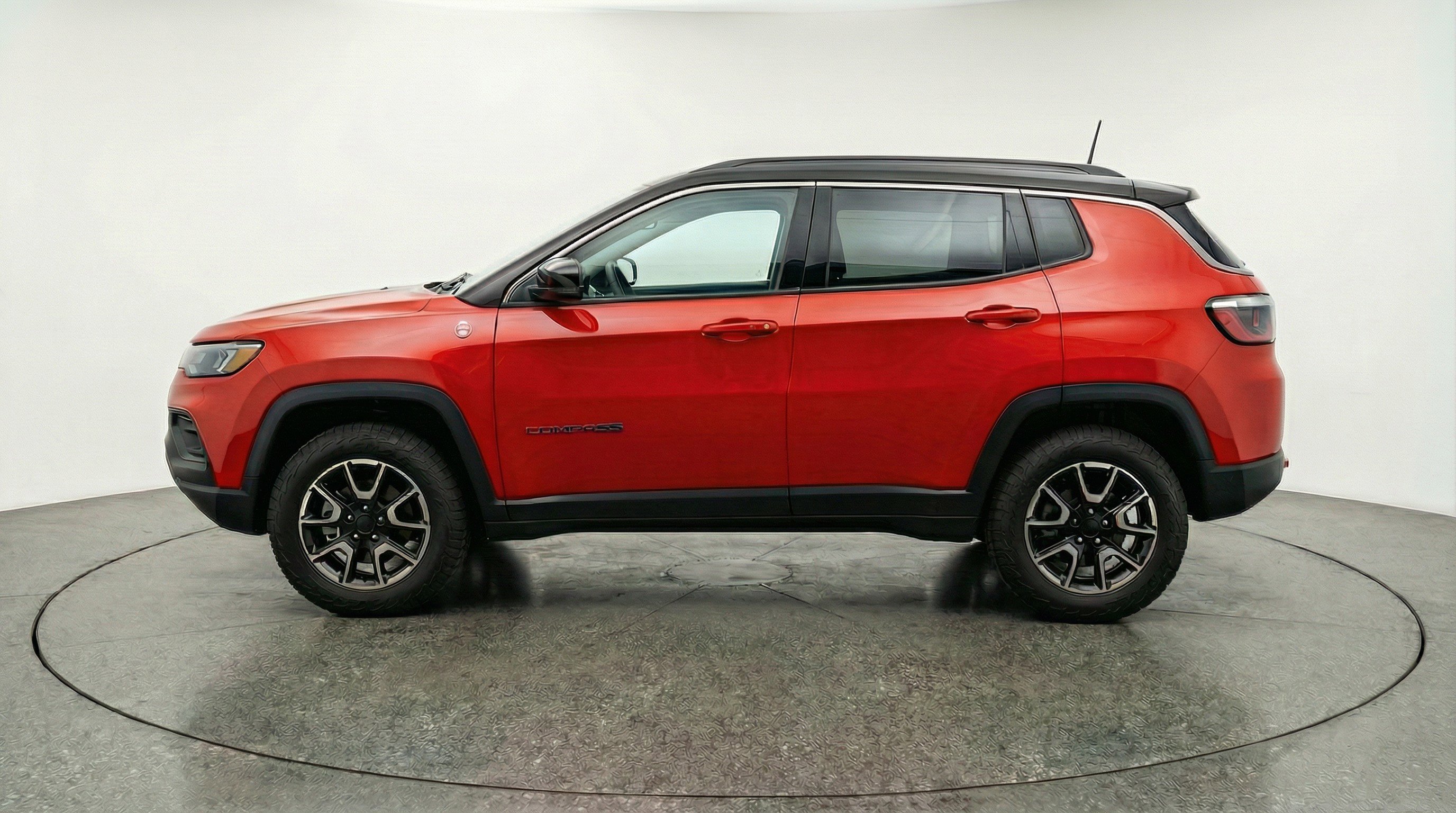Used 2025 Jeep Compass Trailhawk image 5