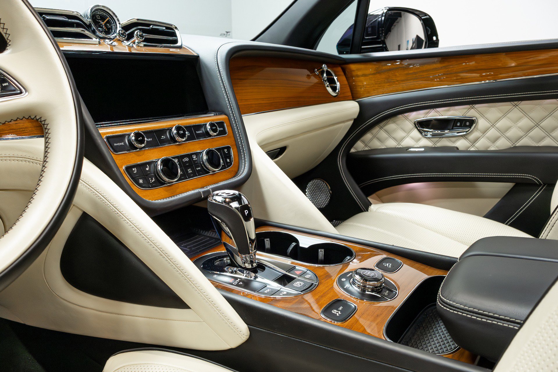 Used 2021 Bentley Bentayga w/ First Edition Specification AWD/4WD image 12