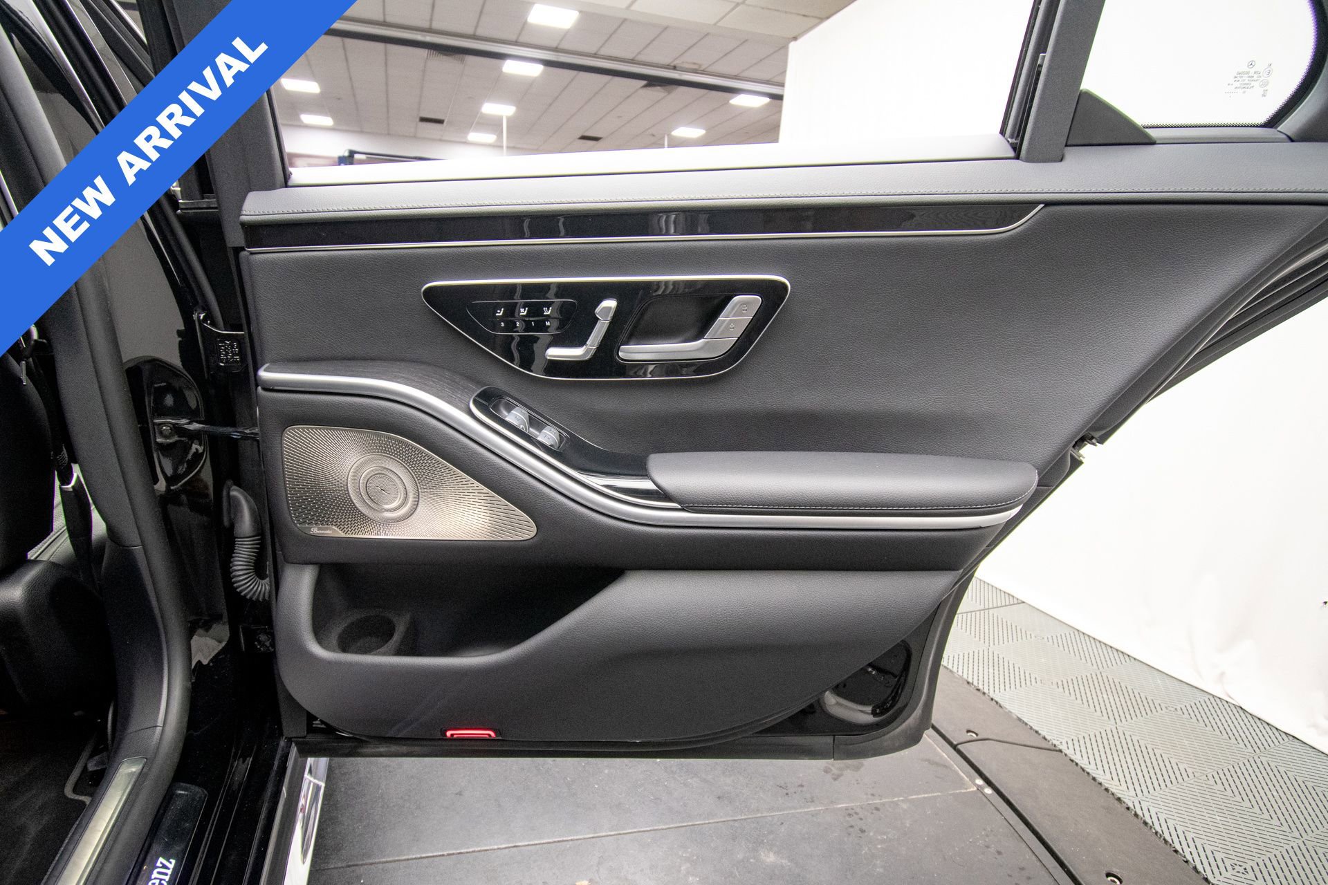 Used 2023 Mercedes-Benz S 500 4MATIC w/ AMG Line image 34
