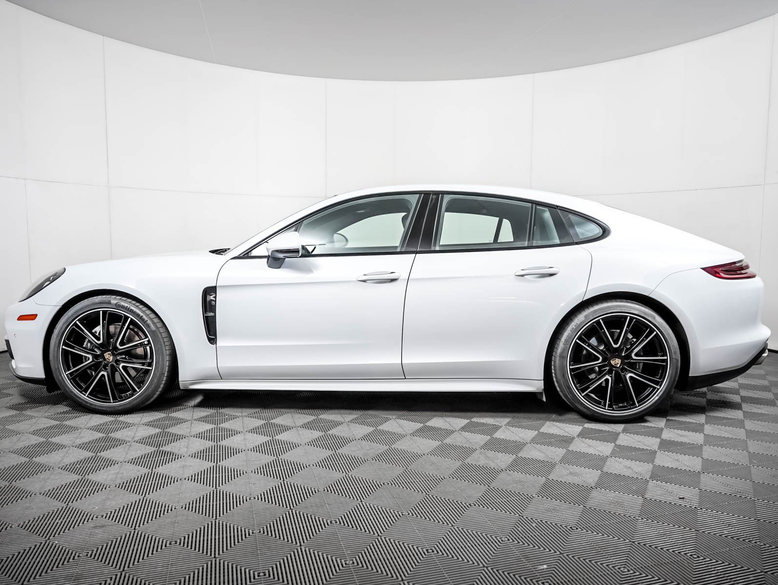 Certified 2018 Porsche Panamera RWD image 2