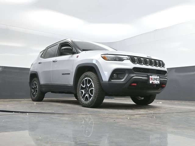 Used 2025 Jeep Compass Trailhawk AWD/4WD image 48