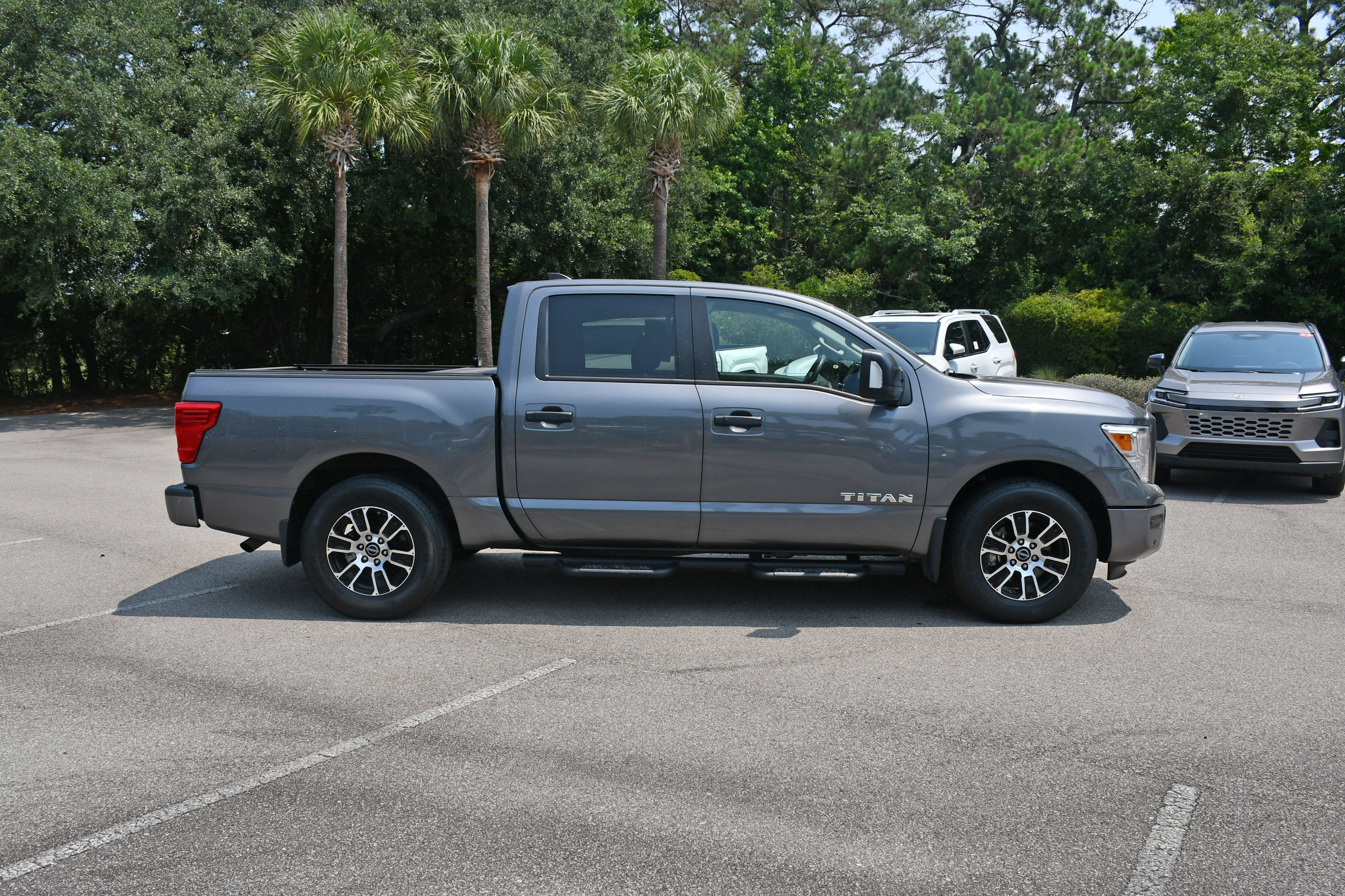 Used 2023 Nissan Titan SV w/ SV Convenience Package RWD image 2