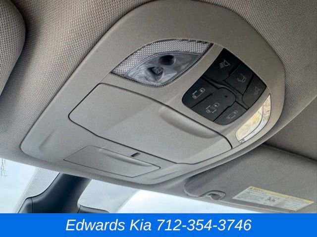 Used 2023 Chrysler Voyager LX image 29