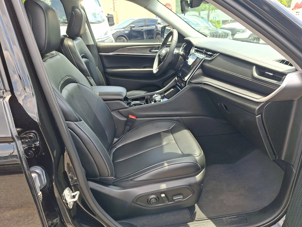 Used 2023 Jeep Grand Cherokee L Limited AWD/4WD image 15