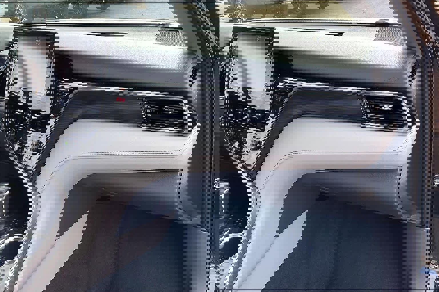 Used 2024 Toyota Camry XLE w/ Navigation Package image 19