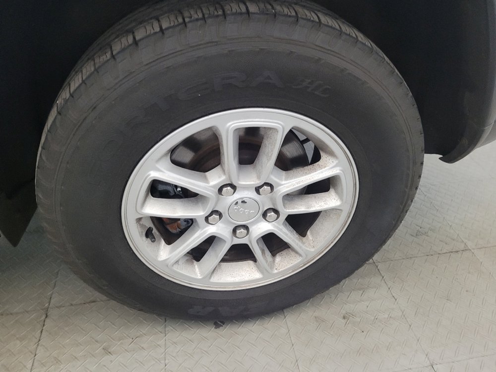 Used 2020 Jeep Grand Cherokee Laredo AWD/4WD image 31