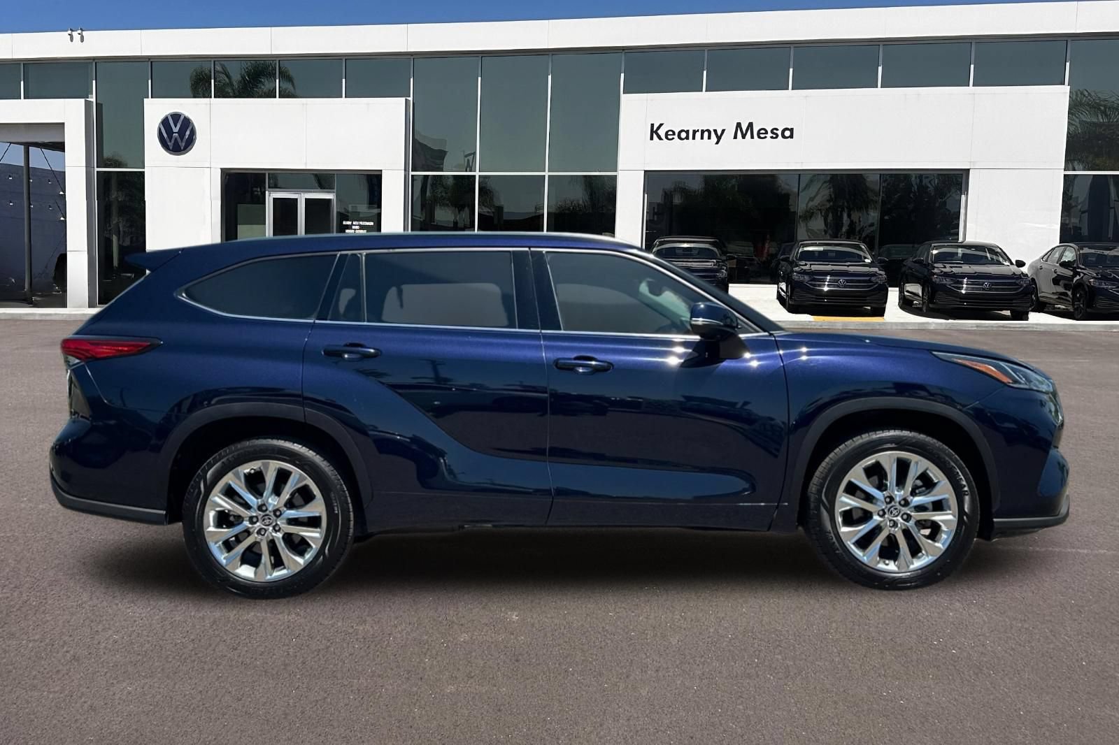 Used 2020 Toyota Highlander Limited FWD image 3