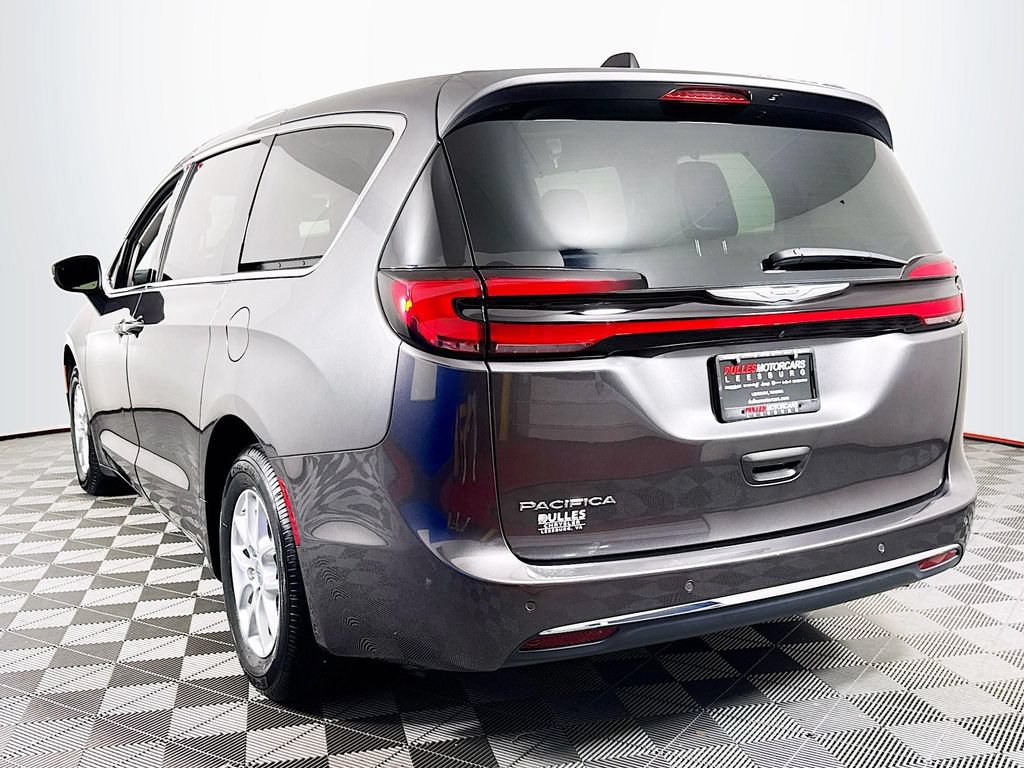 Used 2023 Chrysler Pacifica Touring-L FWD image 5