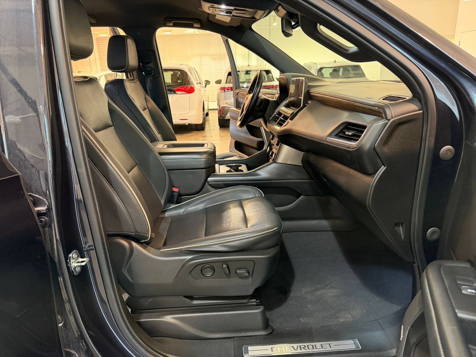 Used 2023 Chevrolet Suburban Premier AWD/4WD image 37