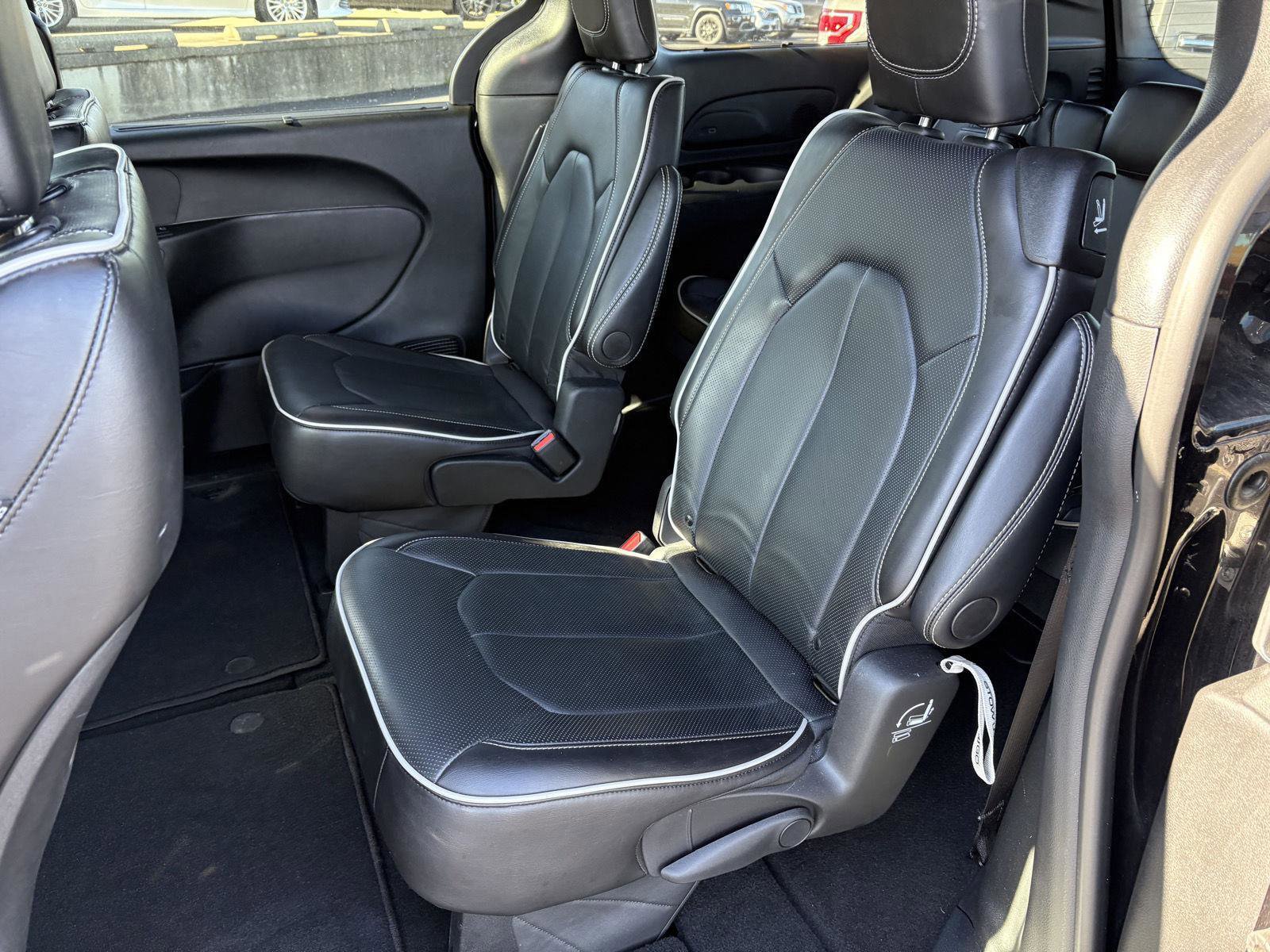 Used 2025 Chrysler Pacifica Limited image 18
