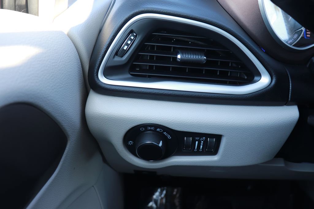 Used 2024 Chrysler Voyager LX image 22