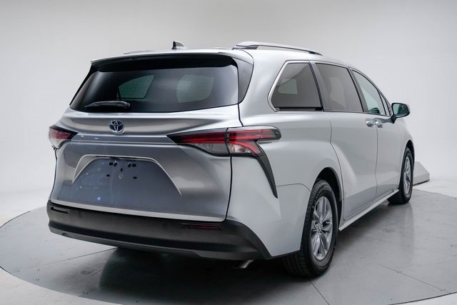Used 2021 Toyota Sienna LE image 5