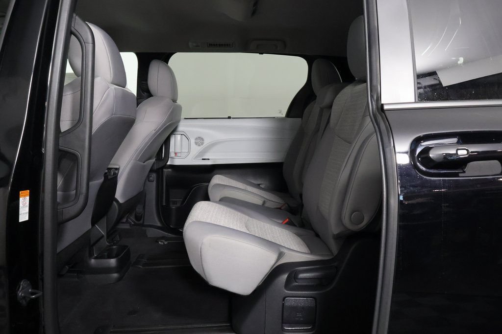 Used 2026 Toyota Sienna LE FWD image 11