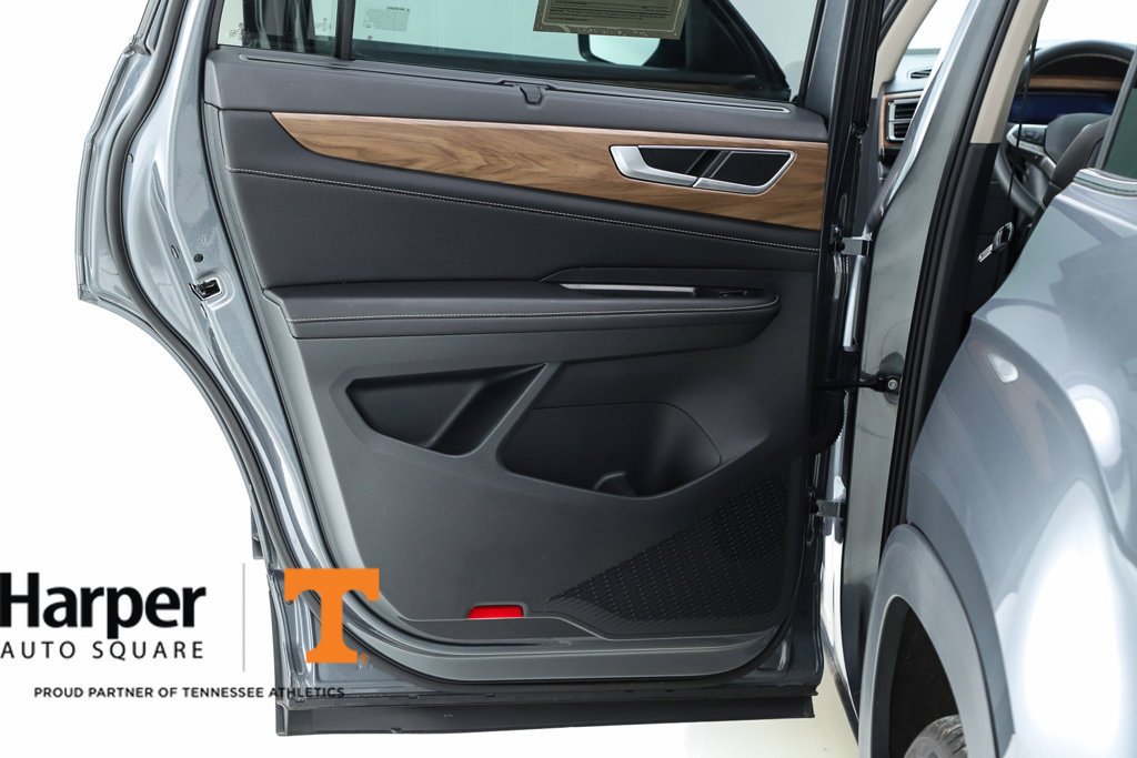 Used 2025 Volkswagen Atlas SE w/ Panoramic Sunroof Package FWD image 17