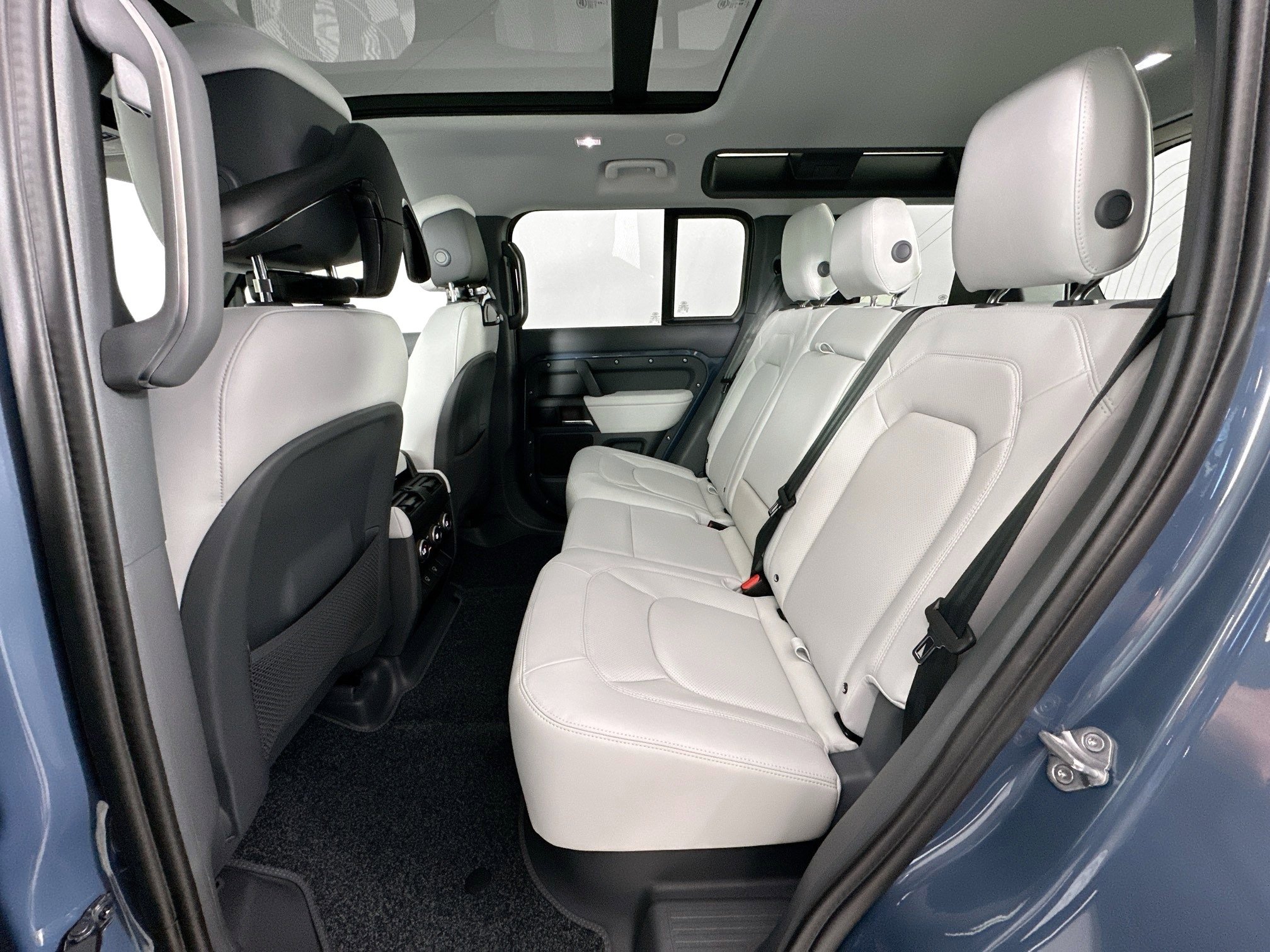 Used 2025 Land Rover Defender 110 S image 23