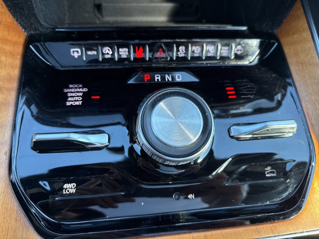 Used 2024 Jeep Grand Wagoneer L Series III AWD/4WD image 19
