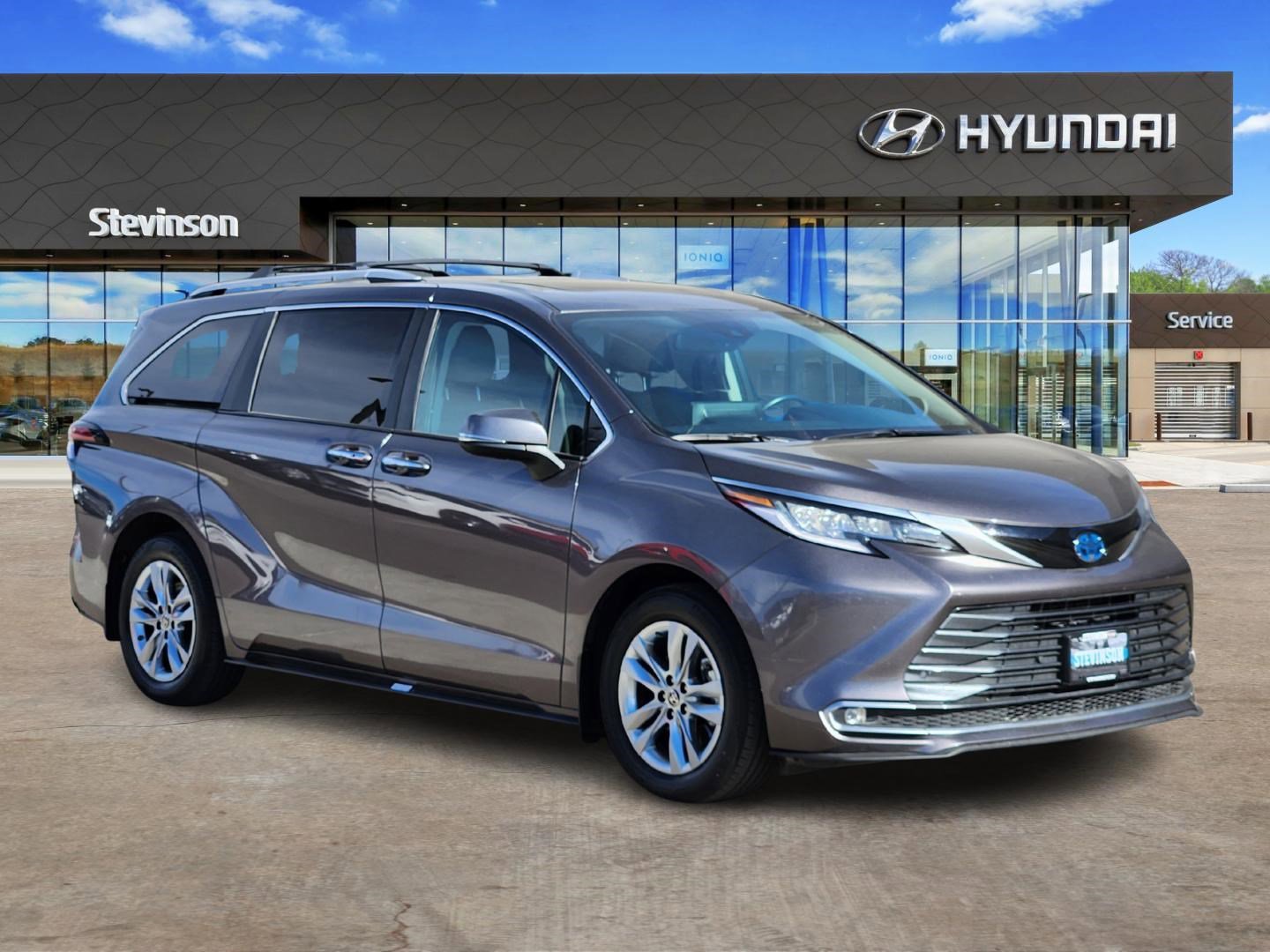 Used 2023 Toyota Sienna Limited image 5