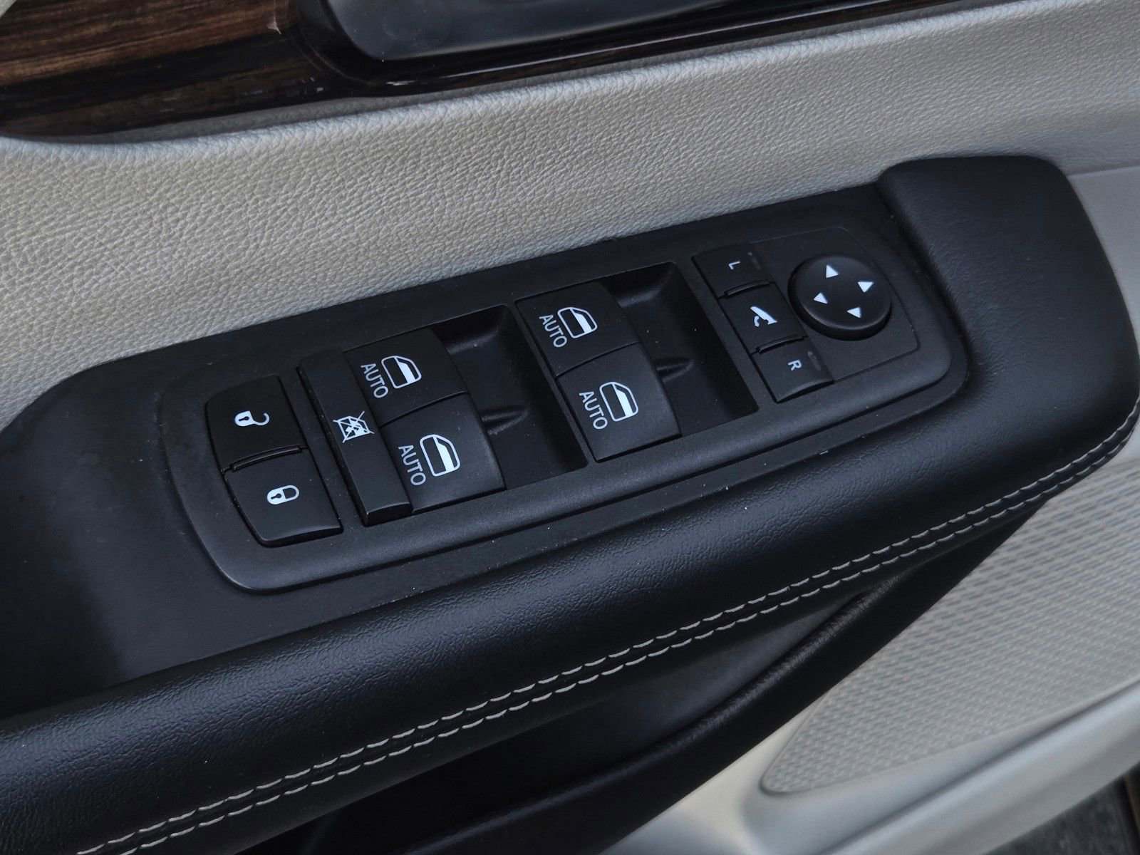 Used 2023 Chrysler Pacifica Limited image 10