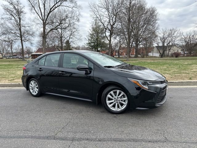 Used 2025 Toyota Corolla LE w/ LE Premium Package image 2