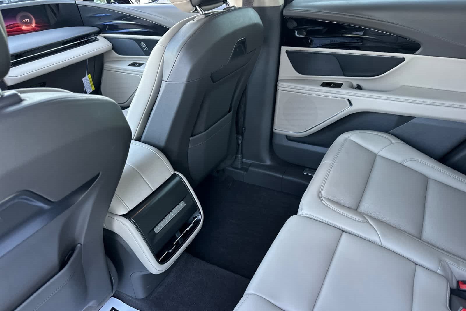 Used 2025 Lincoln Nautilus Premier image 4