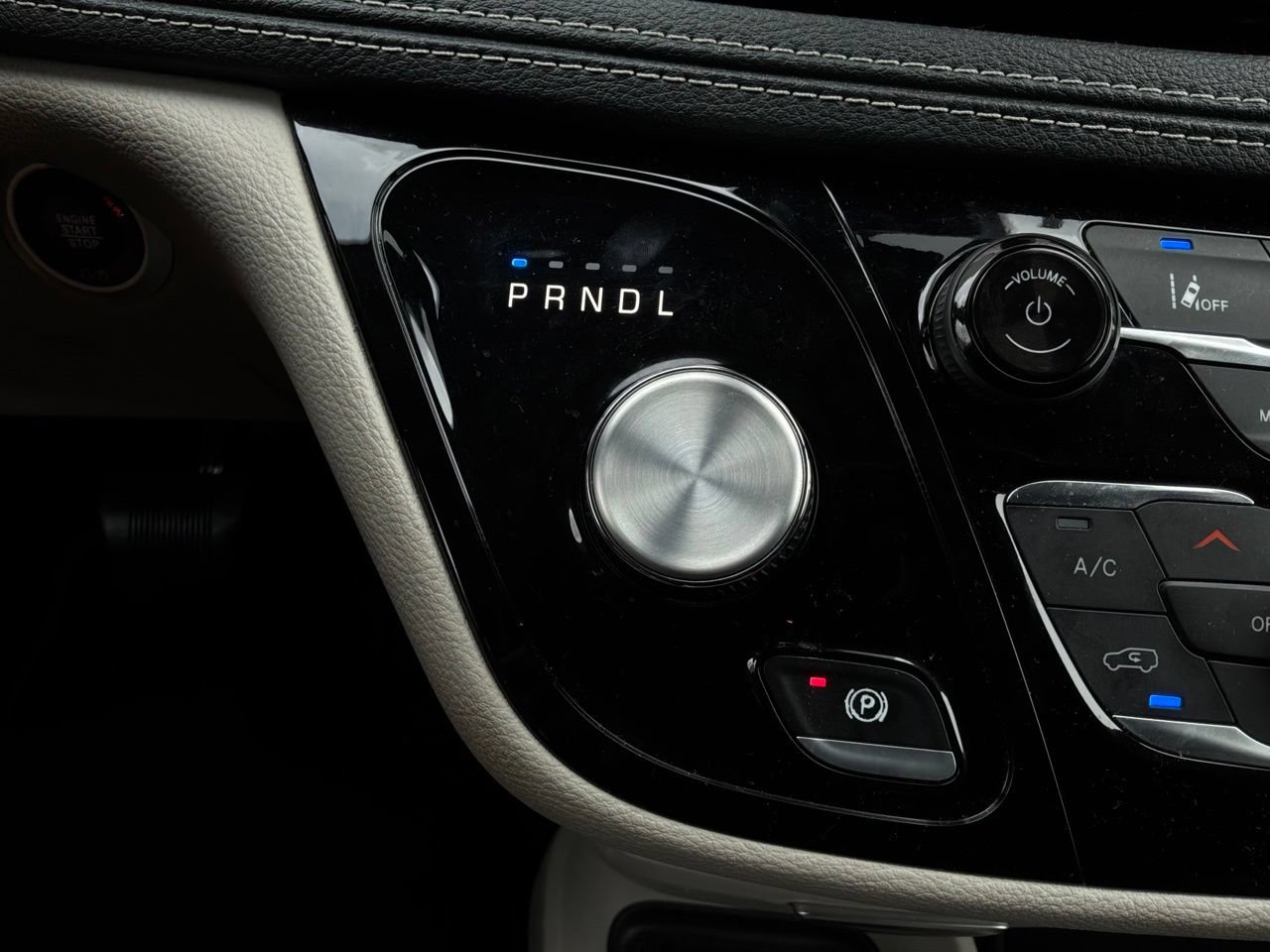 Used 2023 Chrysler Pacifica Touring-L FWD image 30