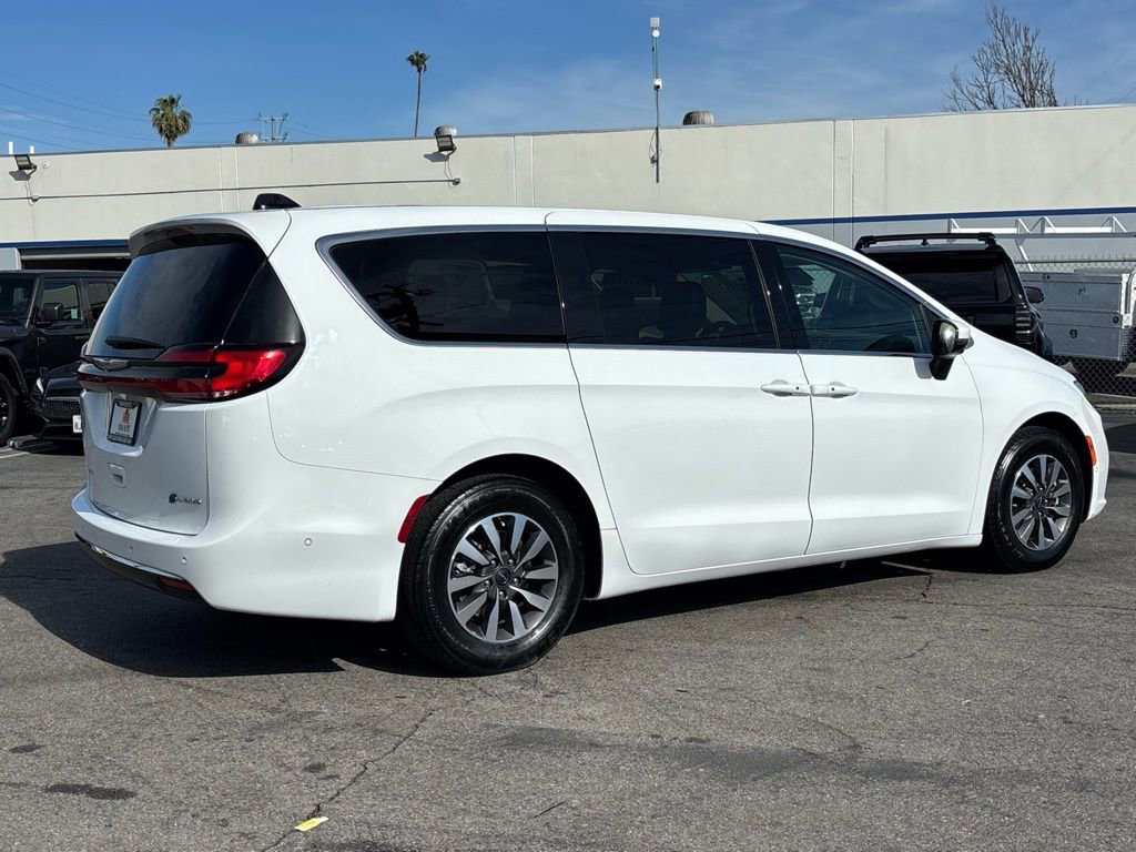 Used 2023 Chrysler Pacifica Touring-L FWD image 4