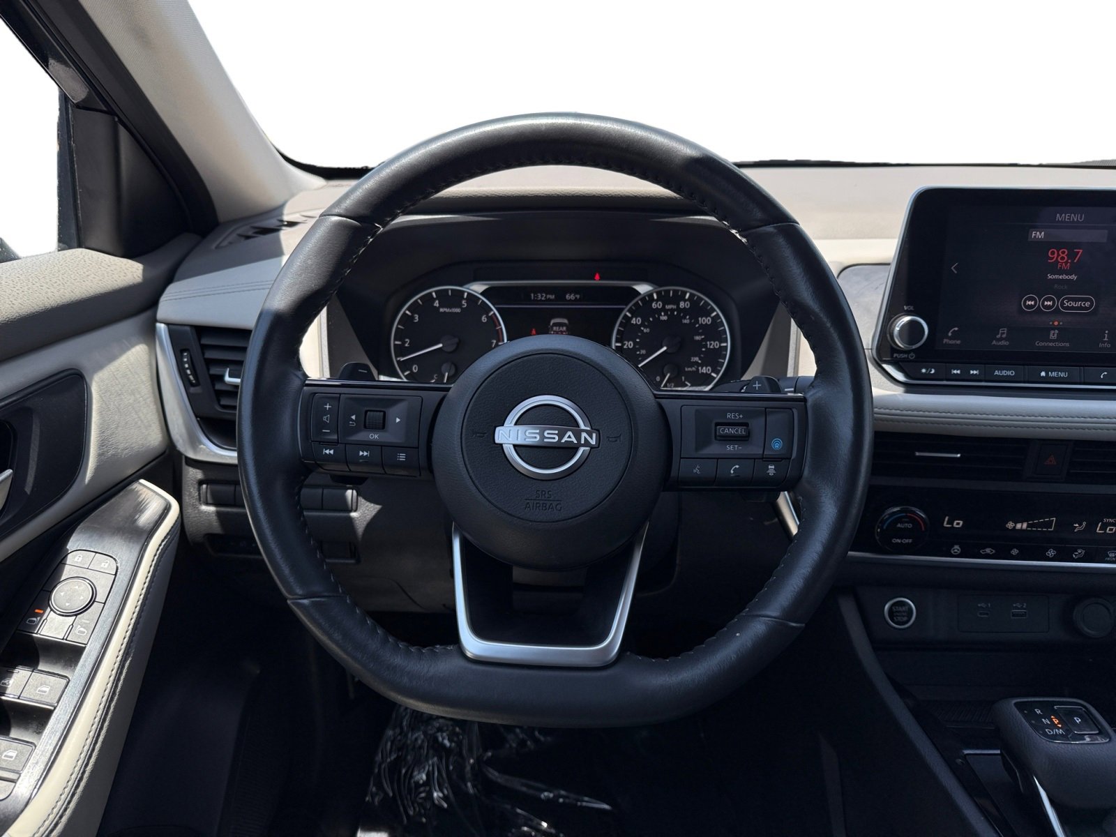 Used 2023 Nissan Rogue SV w/ SV Premium B Package image 12